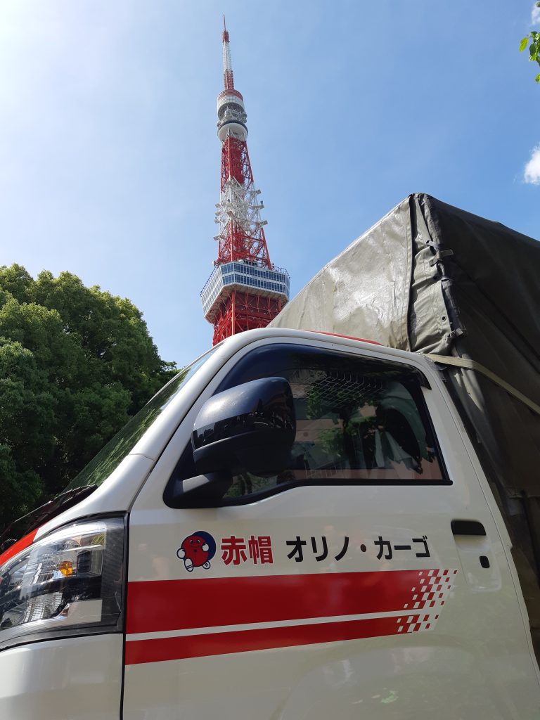 東京から群馬への引越し。移動中、東京タワーの近くで休憩中の赤帽車。