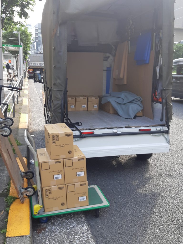 東京都渋谷区で台車を使用しての菓子類の搬入作業風景。合計50箱の納品。