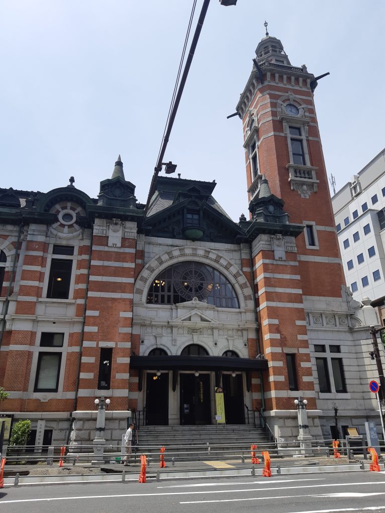 引き取り先の横浜市中区。すぐそばにある横浜市開港記念館。