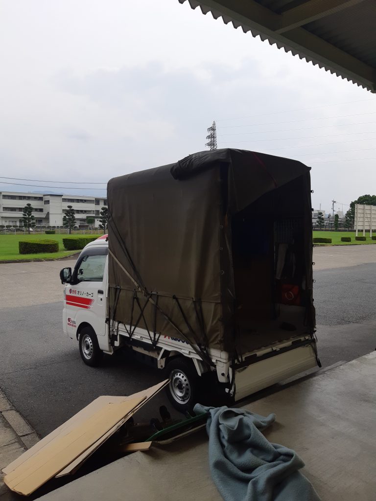 神奈川県厚木市から群馬県富岡市への配送業務。工場で精密機器の納品完了後の赤帽車。