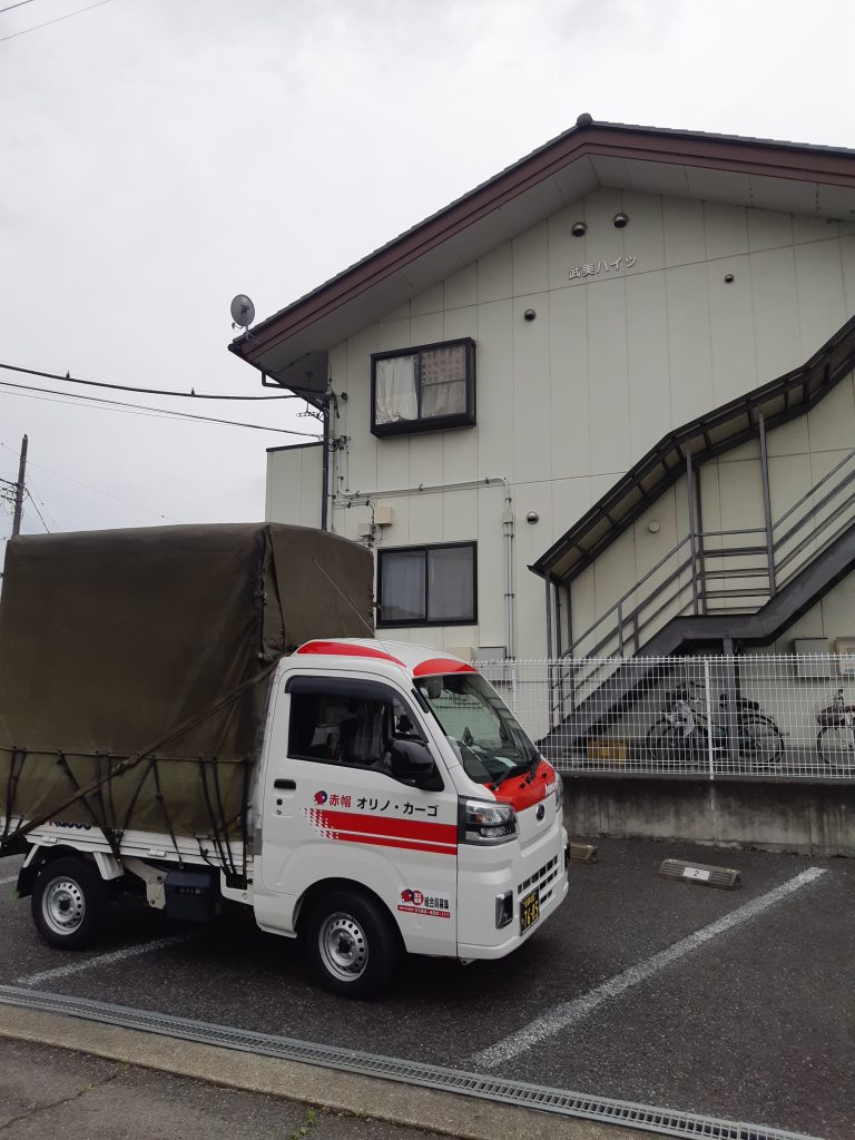 東京都板橋区のアパートの二階から栃木県宇都宮市へ大学生の引越し。積み込みが終わり、栃木へ向かう赤帽車。