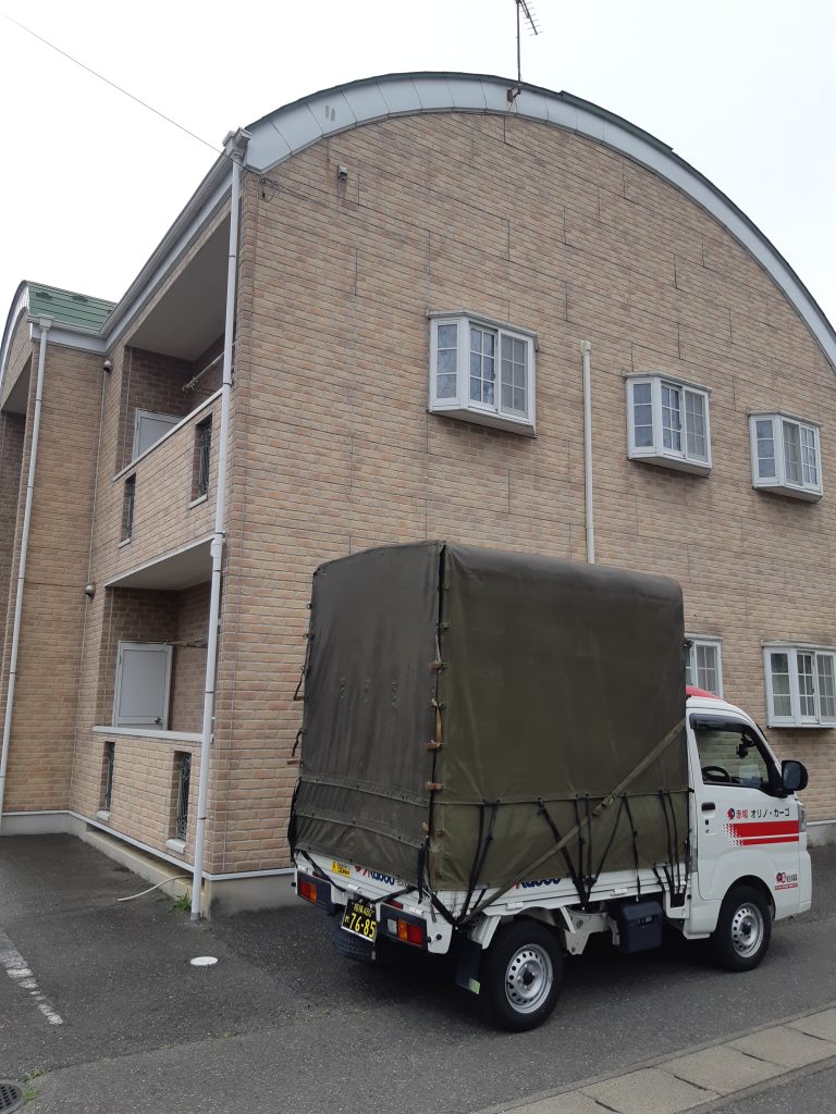 新潟県長岡市から東京都大田区への学生さんの単身引越し。荷物積み込み完了の赤帽車。関越道で東京へ向かいます。