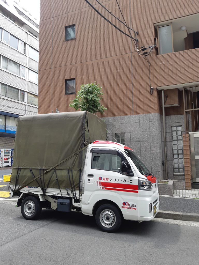 静岡県浜松市の新居のマンションに到着した赤帽車。これから荷下ろし作業開始です。