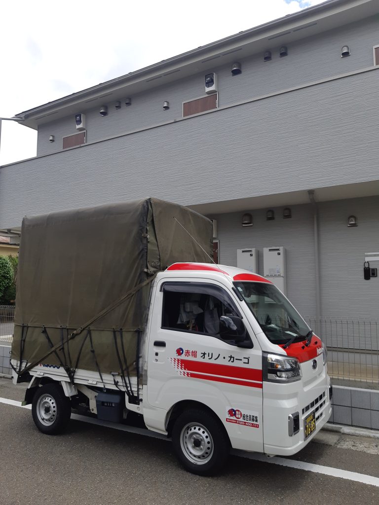 東京都世田谷区から静岡県浜松市への単身引っ越し中の赤帽車。世田谷区のアパート前、これから浜松市へ出発します。