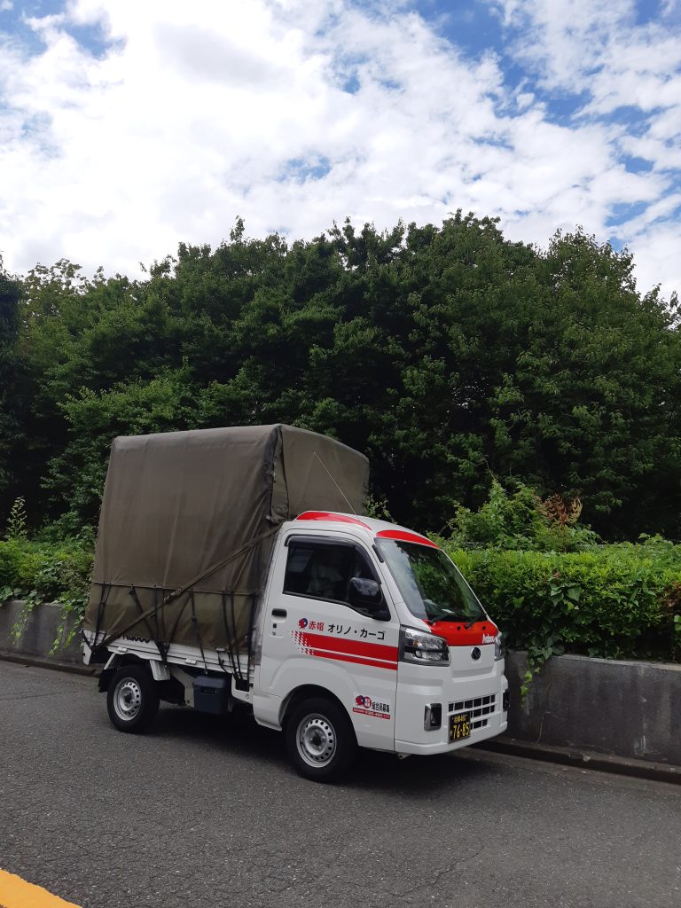 山梨県甲府市に到着、荷下ろし前に舞鶴城公園で休憩中の赤帽車。