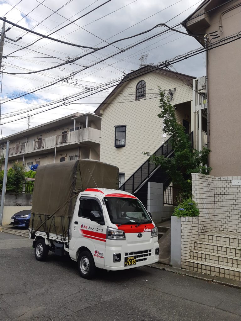東京都八王子市から山梨県甲府市への単身引っ越し。東京で荷物の積み込み完了、山梨へ出発の赤帽車。
首都高速道路、中央自動車道を使用します。