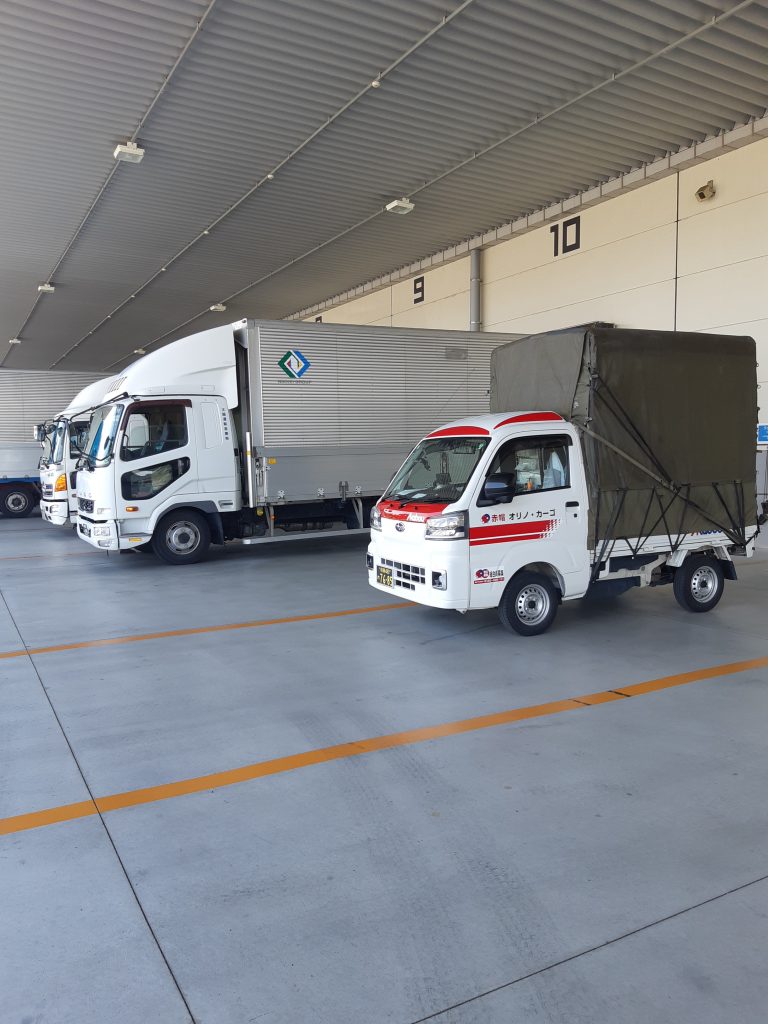 埼玉県日高市の大手運送会社の鈴与㈱の冷蔵倉庫に納品。待機中のトラックが多く順番待ちのの赤帽車。