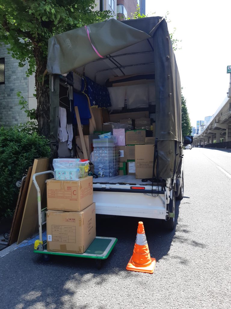 東京都調布市から栃木県宇都宮市への単身引っ越し。
荷物を積み込み作業中の赤帽車。
首都高速、東北道で栃木へ向かいます。