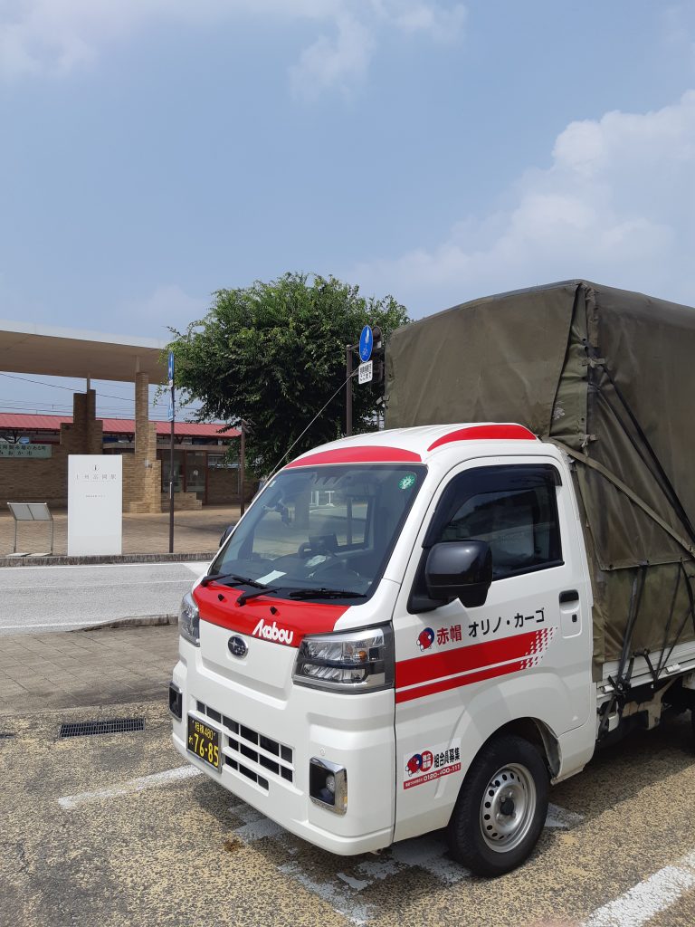神奈川県厚木市から群馬県富岡市の工場へ精密機器の配送完了後、近くの上州富岡駅前で休憩中の赤帽車。